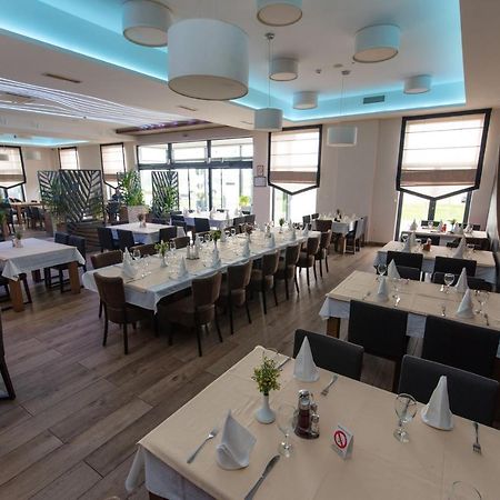 Hotel Crystal Pecinci Zewnętrze zdjęcie