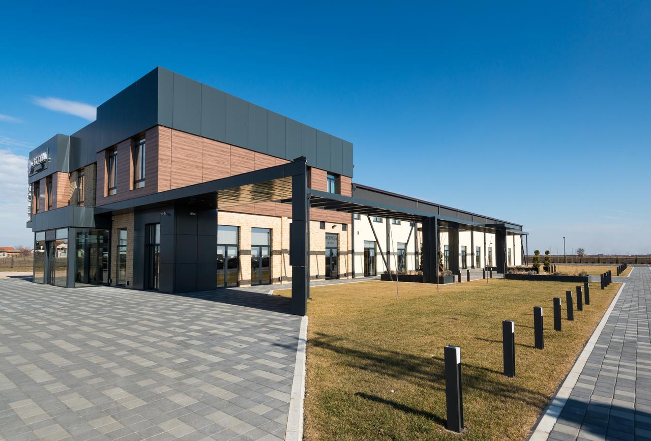 Hotel Crystal Pecinci Zewnętrze zdjęcie