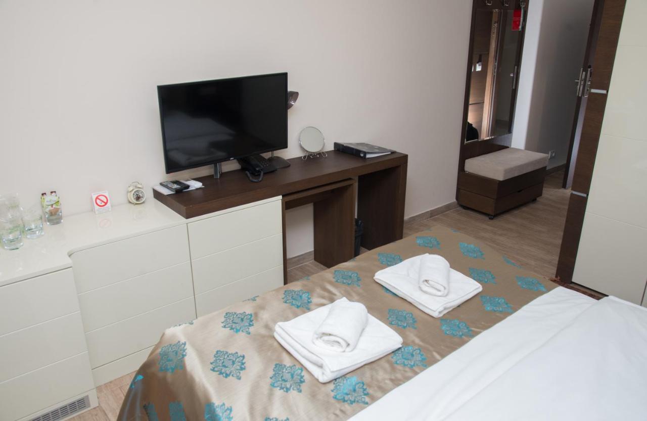 Hotel Crystal Pecinci Zewnętrze zdjęcie