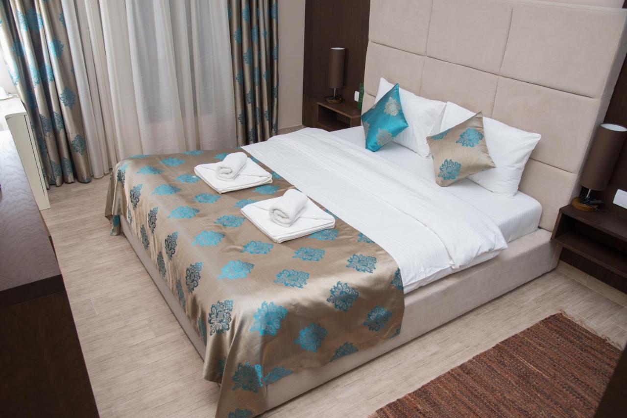 Hotel Crystal Pecinci Zewnętrze zdjęcie