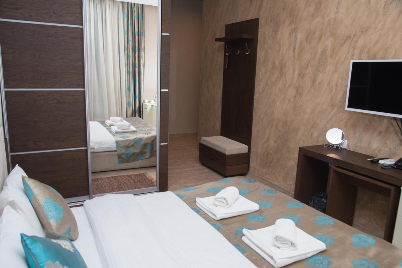 Hotel Crystal Pecinci Zewnętrze zdjęcie