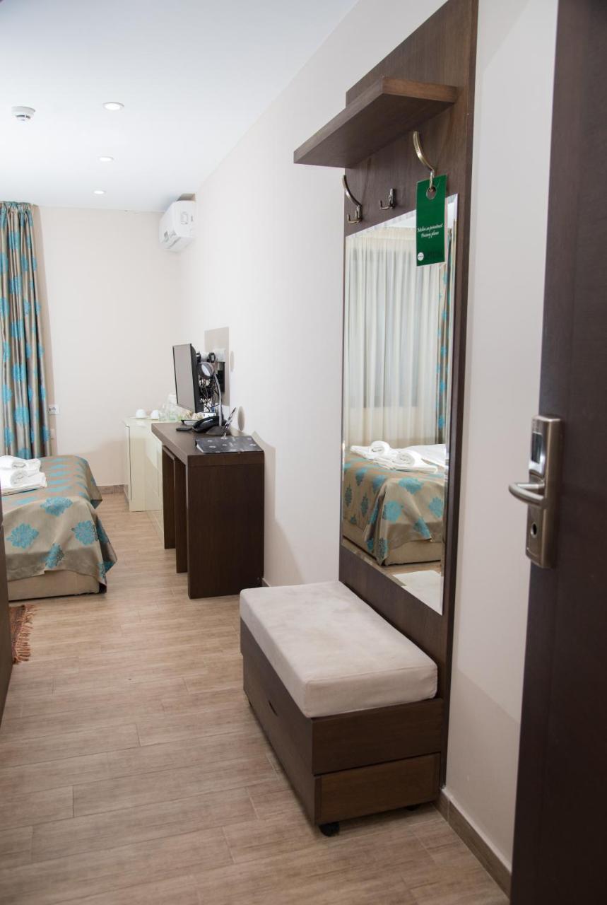 Hotel Crystal Pecinci Zewnętrze zdjęcie