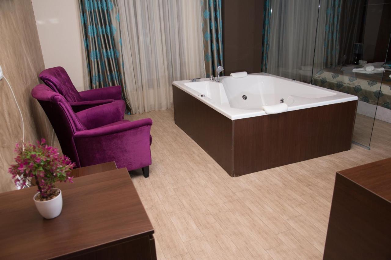 Hotel Crystal Pecinci Zewnętrze zdjęcie