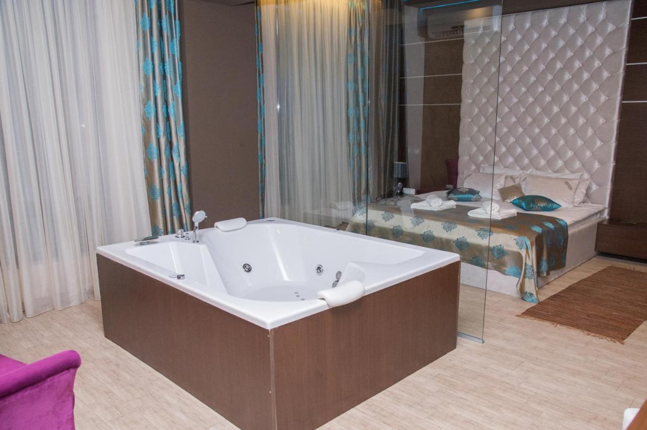 Hotel Crystal Pecinci Zewnętrze zdjęcie
