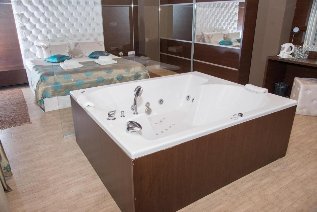 Hotel Crystal Pecinci Zewnętrze zdjęcie